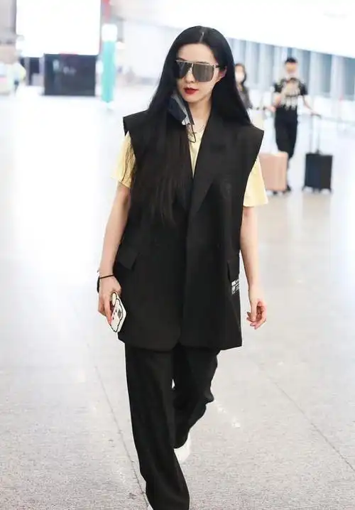 范冰冰的气场一点没变马甲西装配黄t恤看得出有女强人的风范