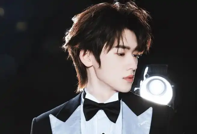 小拇指戴戒指 太99#宋亚轩王牌对王牌##宋亚轩糖果系舞台