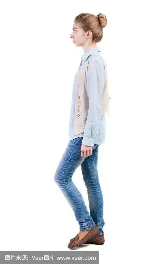 穿背心行走的女人的侧视图.