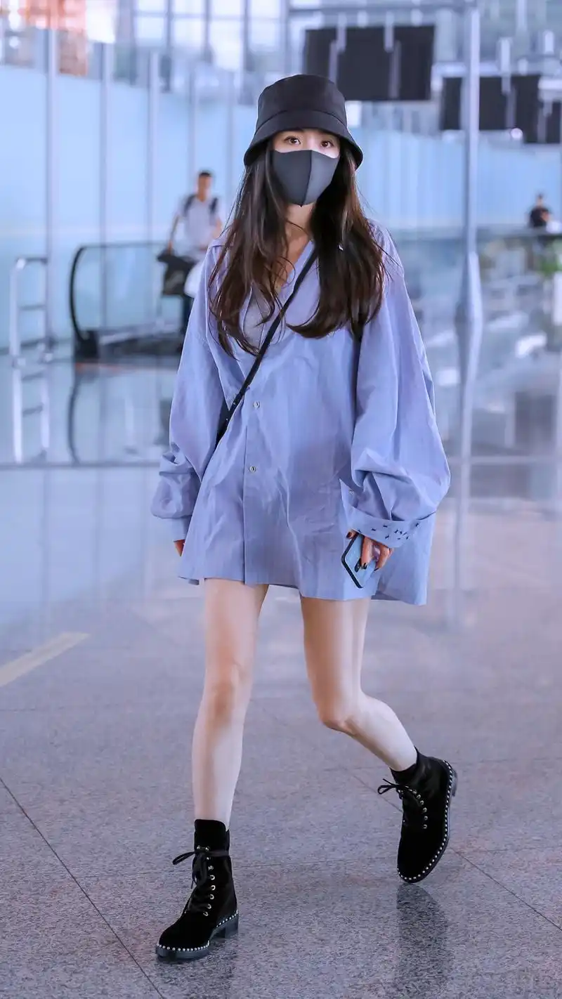 杨幂生日秀穿搭,黑t恤叠穿再现经典下衣失踪,光着脚丫俏皮减龄