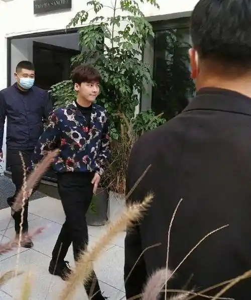 李易峰最新路透图,网友:他才三岁吧!_气质_袁冰妍_活动