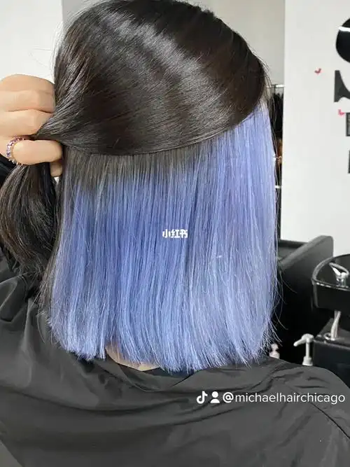灰蓝色 趁现在还年轻快乐试试这款吧 很帅哦##芝加哥染发  #挂耳染