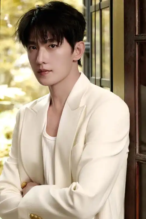 这脸帅的很直观给我帅完了,下次演个民国剧来看看呢#杨洋金扣西装