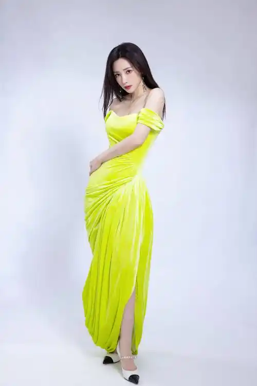 43岁柳岩大胆展示好身材,穿黄色紧身裙凹凸有致,饱满曲线遮不住_年龄