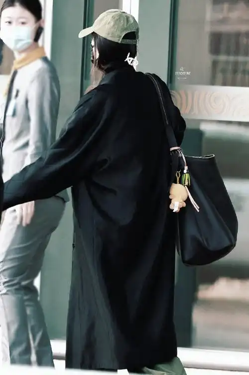 杨幂叠穿新中式#杨幂新的街拍,新中式叠穿亮相,层次分明,彰显出瞪奢