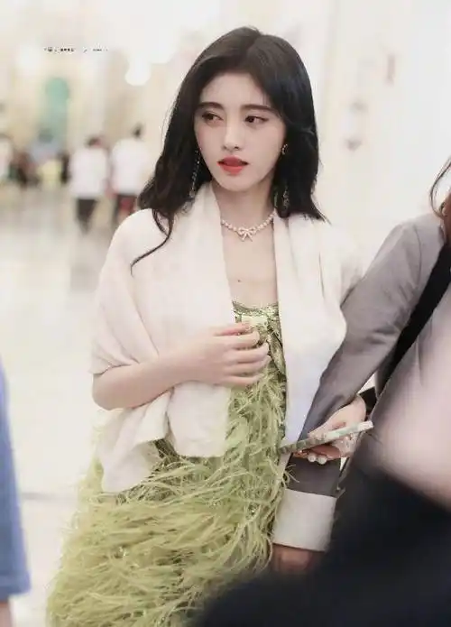 鞠婧祎创4路透图:绿色短裙配珍珠项链白外套尽显温柔_体重_杨幂_因为