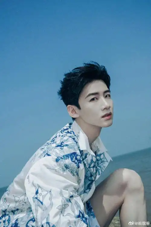 白敬亭和海浪撞色了##白敬亭闭眼是因为风大吗