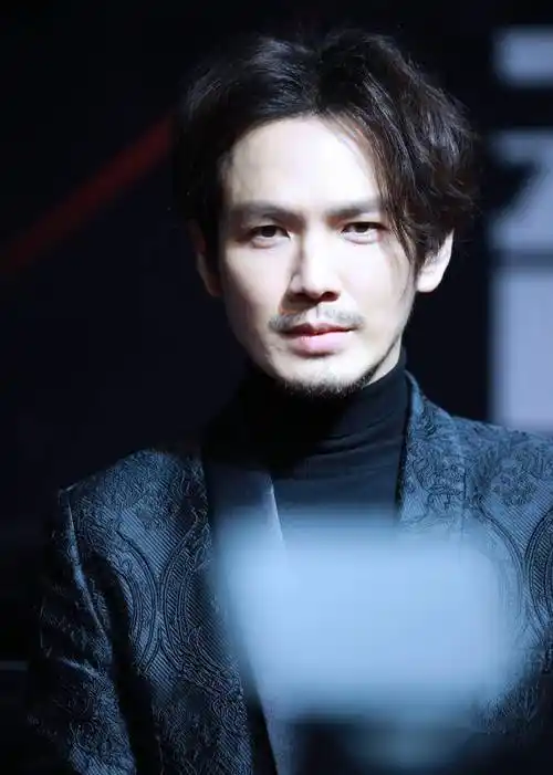 44岁钟汉良留胡子!