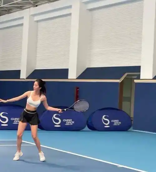 杨采钰晒健身照,大秀身材,极具力量感_运动感_训练_设计