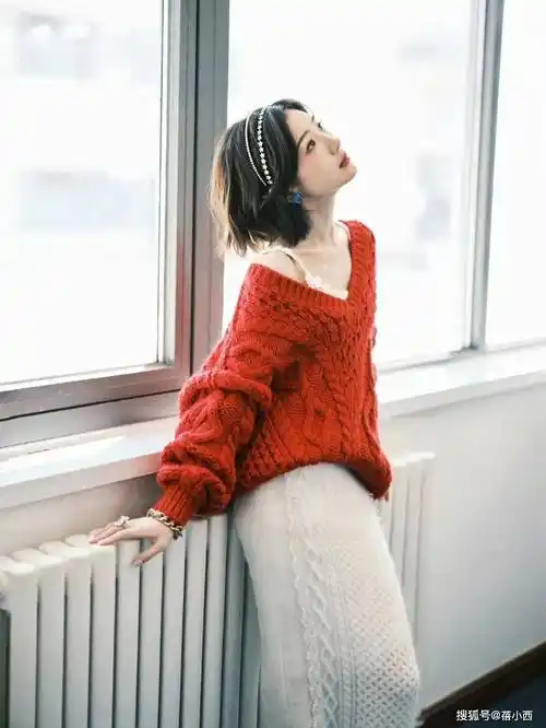 毛晓彤带火了新年穿搭红毛衣小白裙短发时髦洋气又显贵