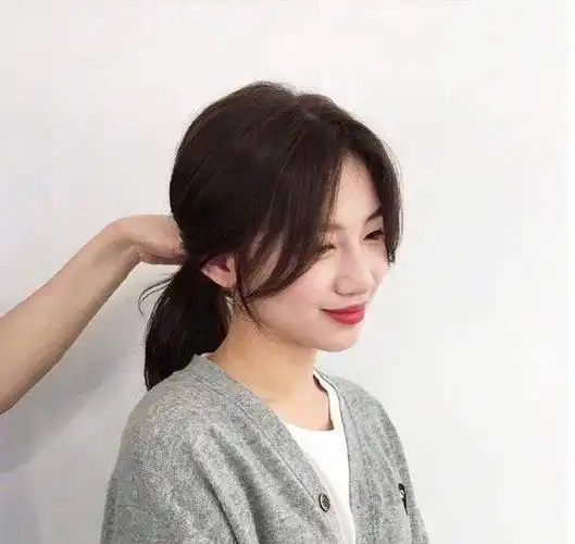 脸大的人适合什么发型两款显脸小的马尾扎发简单又显气质