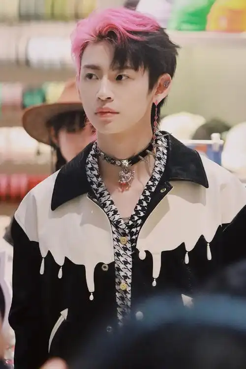 小鬼走路像去干架的