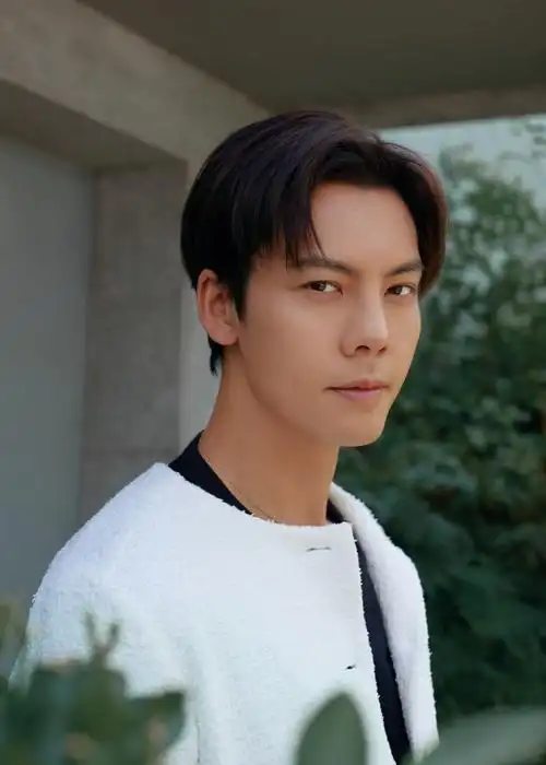 华表奖红毯##华表奖明星造型##陈伟霆把香奈儿焊身上