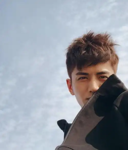 能经得住死亡角度,确定是真的帅了! 图:李九霖