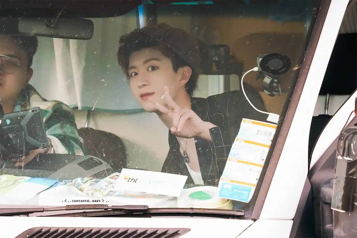 青春的花路:范丞丞骑着电动车,心情很美丽