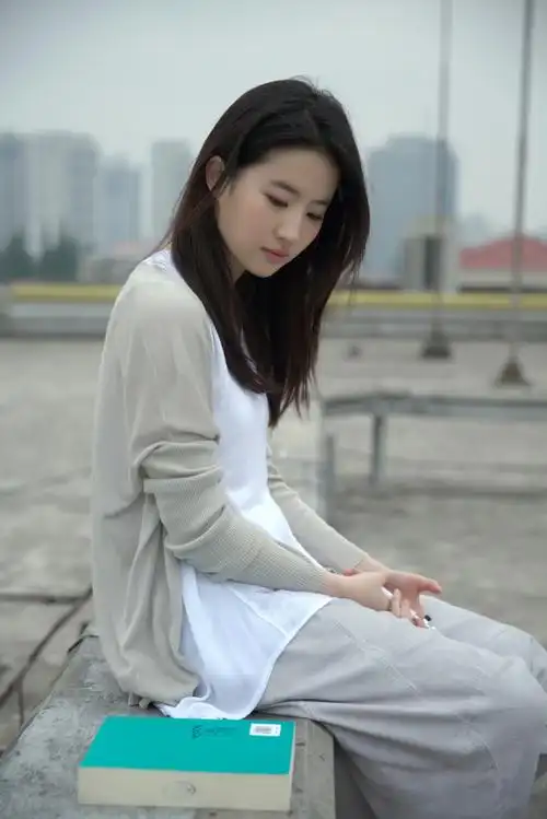 神仙姐姐!刘亦菲绝美旧照曝光 素衣撑伞被赞"仙女本仙"