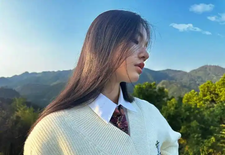 林允晒出美图,满满18格,身穿学院风西装,针织衫和格子裙 – 爱读书