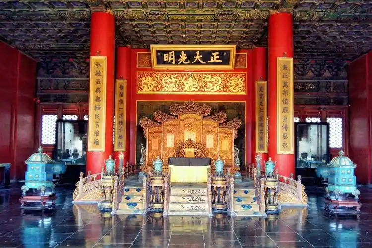 闲来无事到北京,不可错过为故宫,大殿感受帝王气,文武两班殿中立,双手