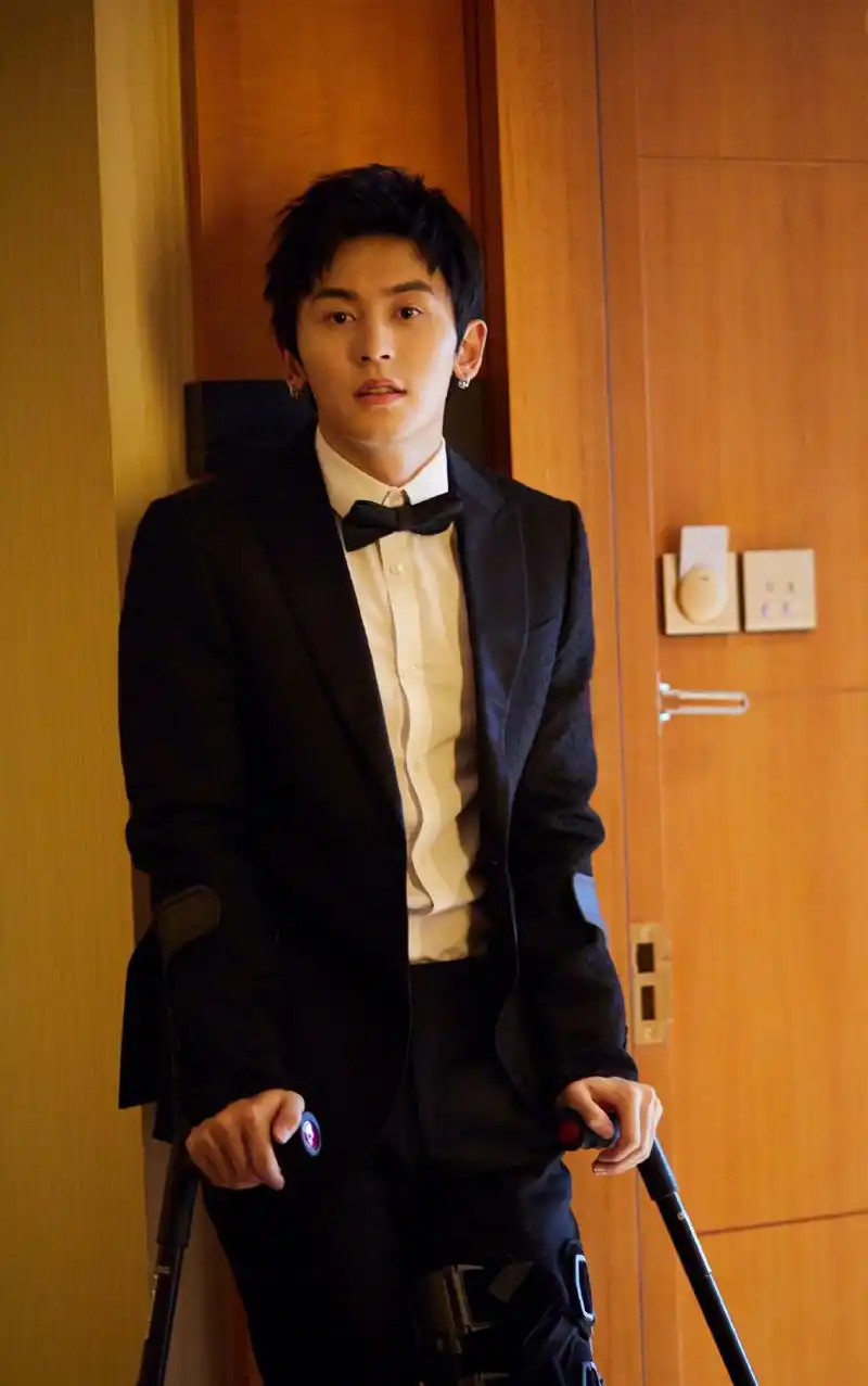 张哲瀚儒雅帅气活动写真图片