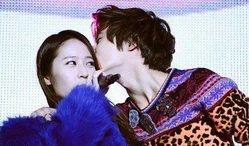 朴灿烈亲吻郑秀晶 引起绯闻漫天飞舞