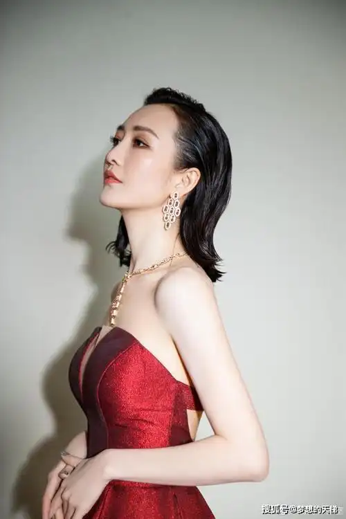 女明星好敢穿宋茜抹胸液体裙显身材王鸥镂空裙胸部小心机