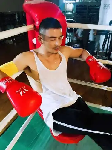 小包总杨烁健身十七年只为你能多看我一眼