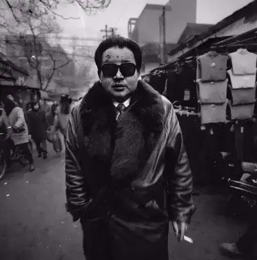 90年代的成都,妹子又潮又漂亮!还有一看就是有钱人的"大哥大"!