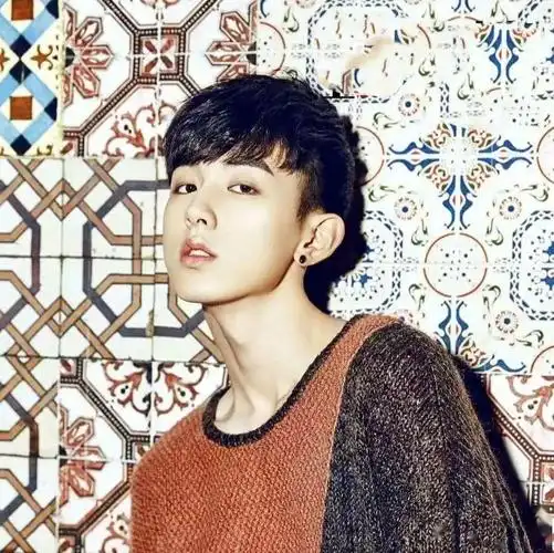 适合发际线高的13款男生短发