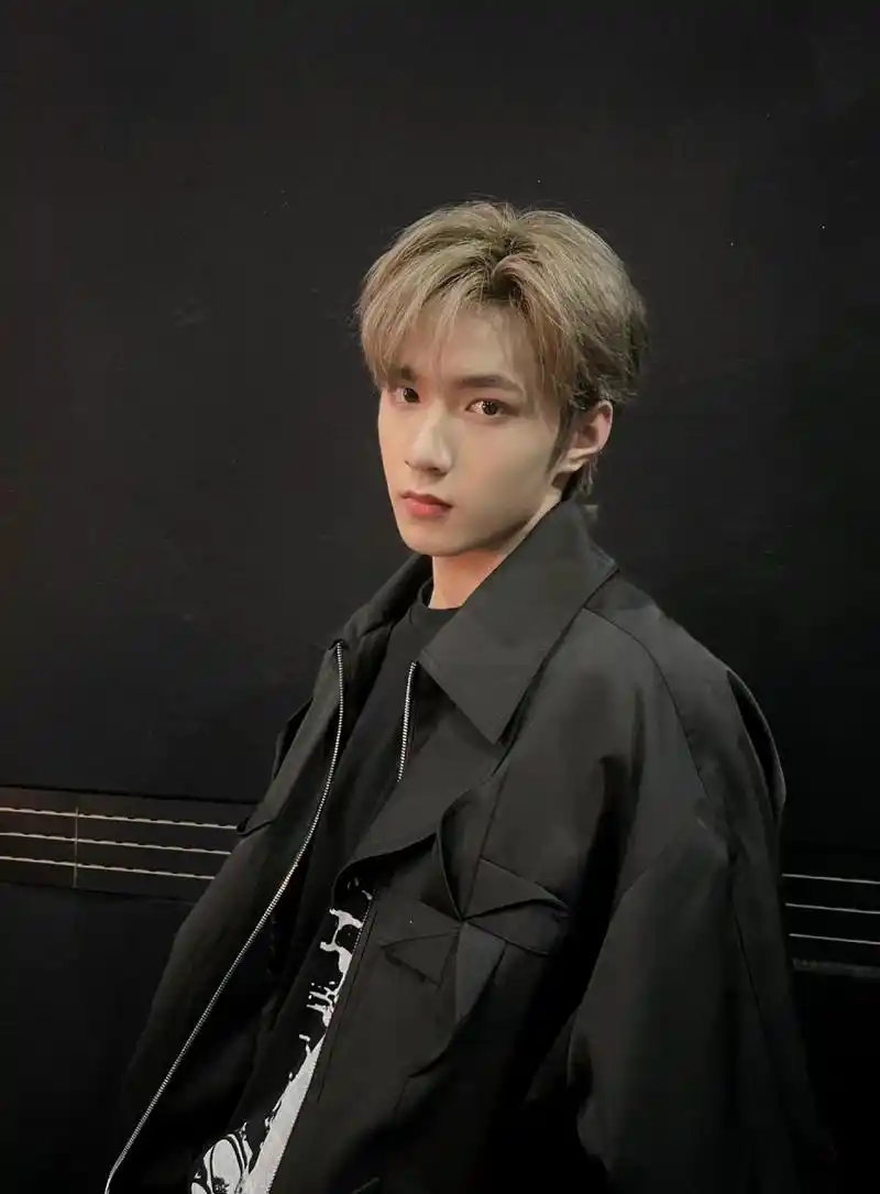 刘耀文7015a-clod-wall*99golden goose99 栗发黑衣出镜的酷