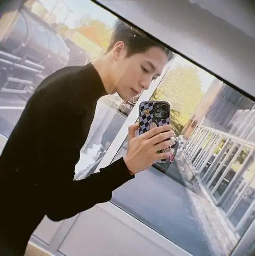 王嘉尔的对镜自拍