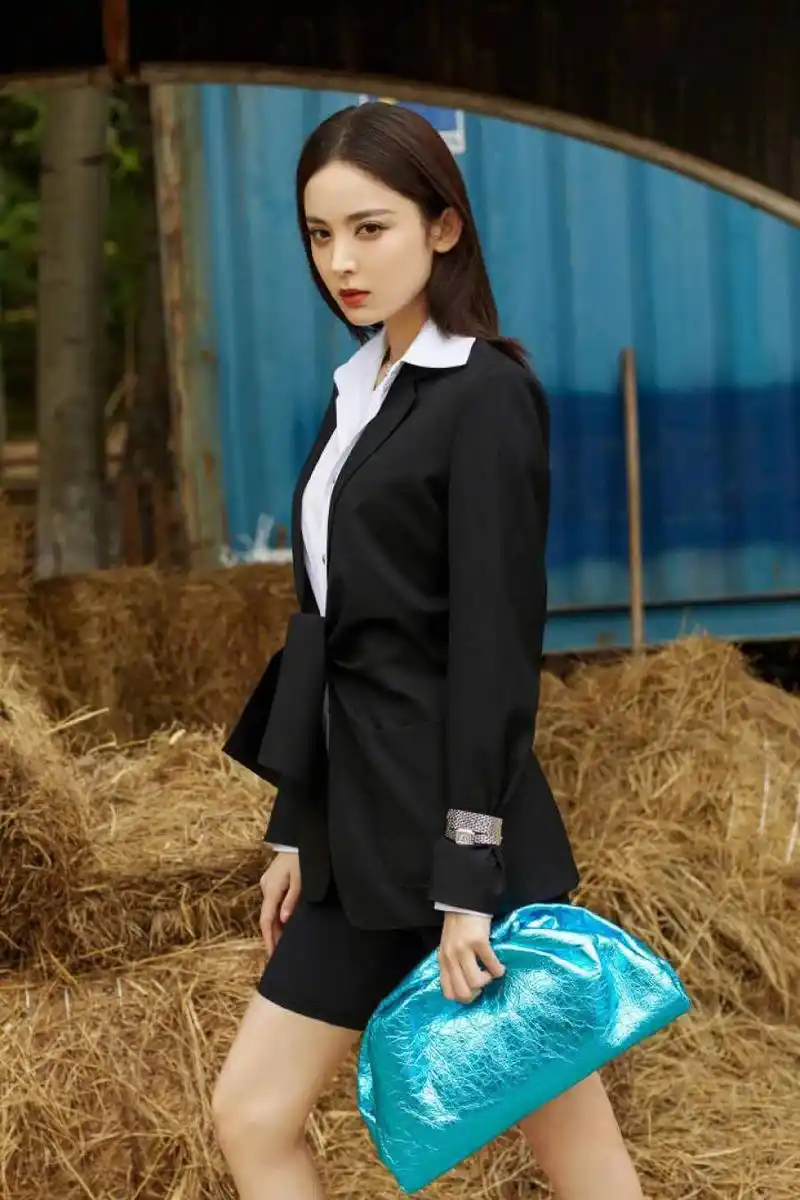 原创古力娜扎用西装配紧身热裤露出铅笔腿网友太细了