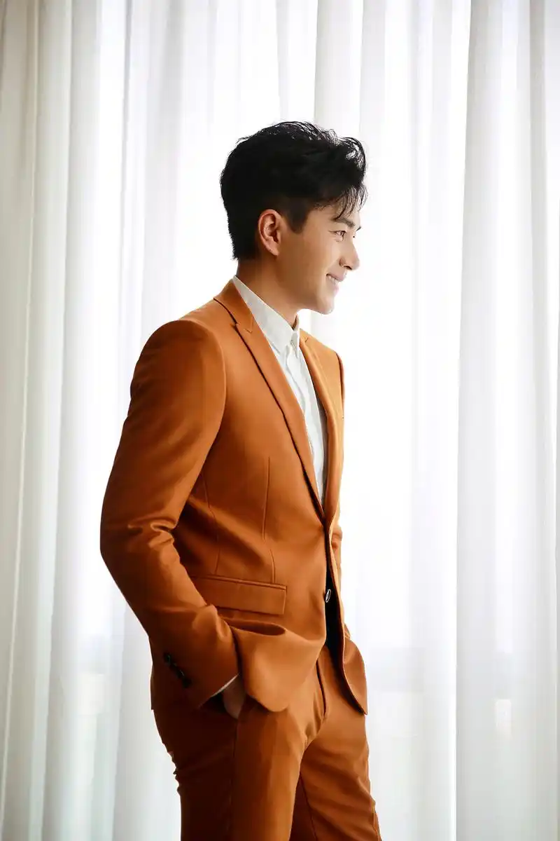 离婚后的刘恺威穿西装参加节目,帅气依旧