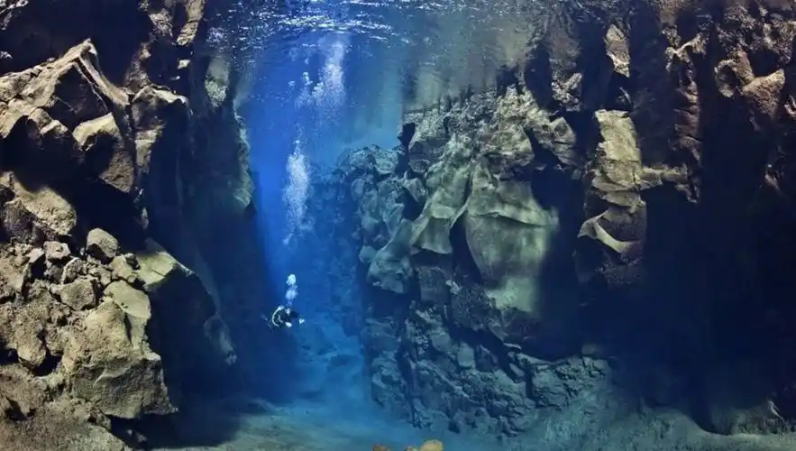 深海海底峡谷的微地貌特征以及演化过程获揭示