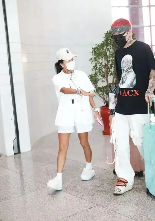 吉克隽逸和19米男友同框穿一身白很休闲男友红发很个性