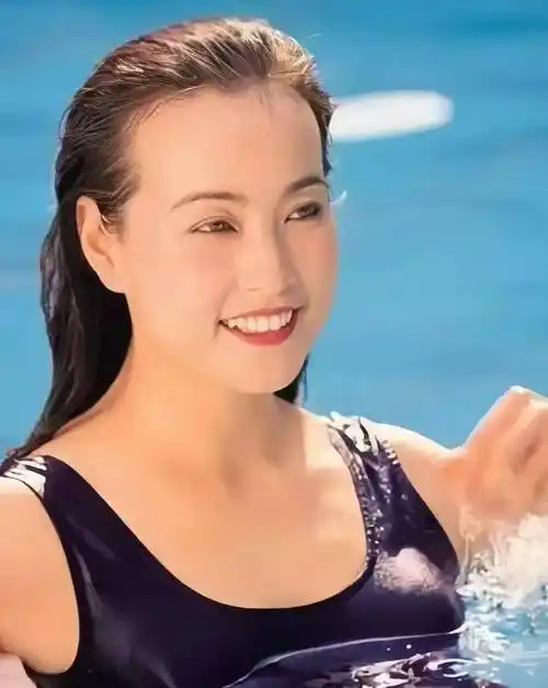 9位女明星的泳装照,没想到她们年轻时候穿泳衣这么好看_身材_巩俐