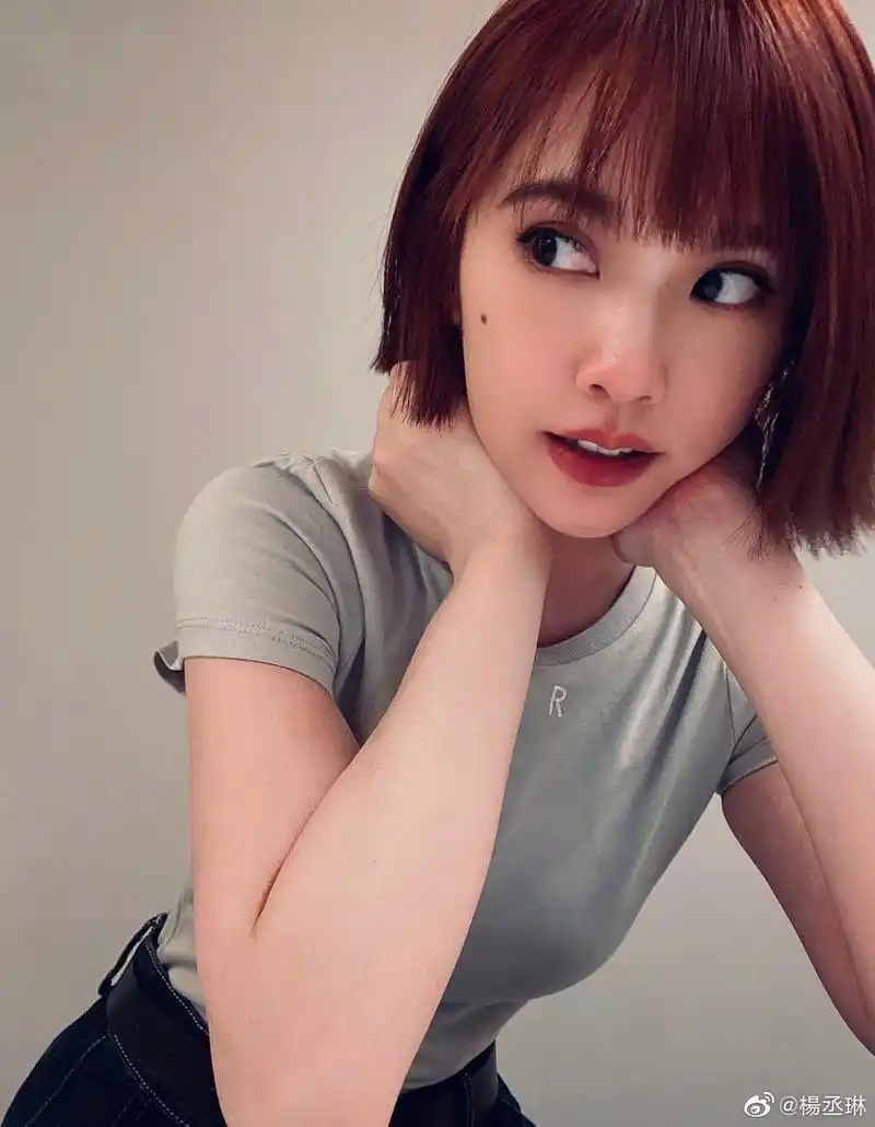 杨丞琳晒短发新造型 波波头齐刘海俏皮可爱