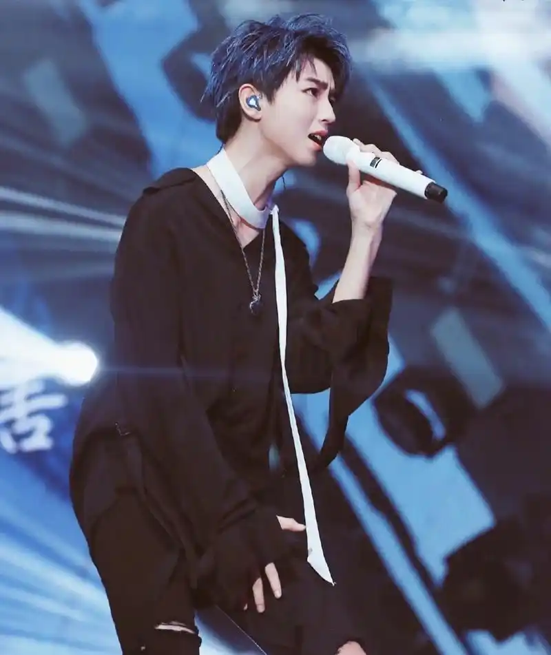 王俊凯# #帅哥# #王俊凯电影749局# 现在回看王俊凯的四周年舞台依然