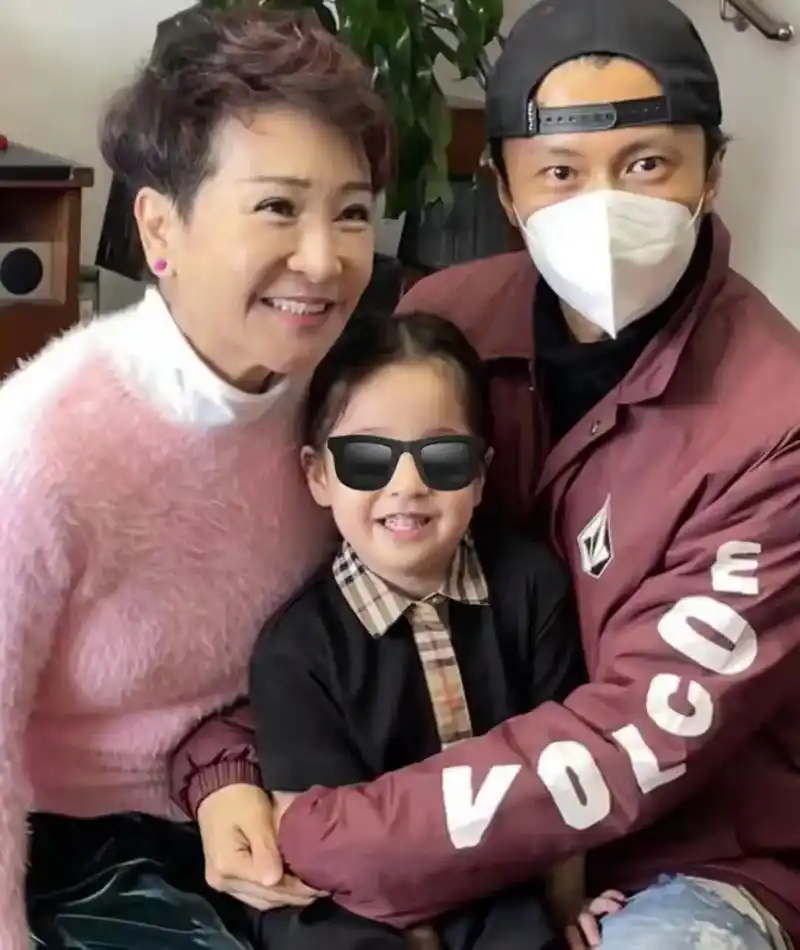 谢婷婷带3岁女儿返港与谢贤拉姑团聚.谢婷婷带3岁女儿返港与谢 - 抖音