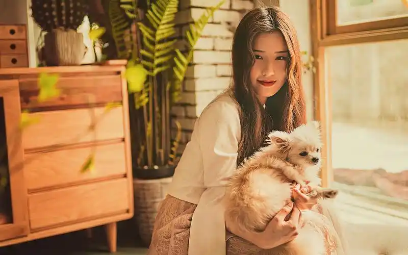 成熟性感的文艺气质美女居家写真