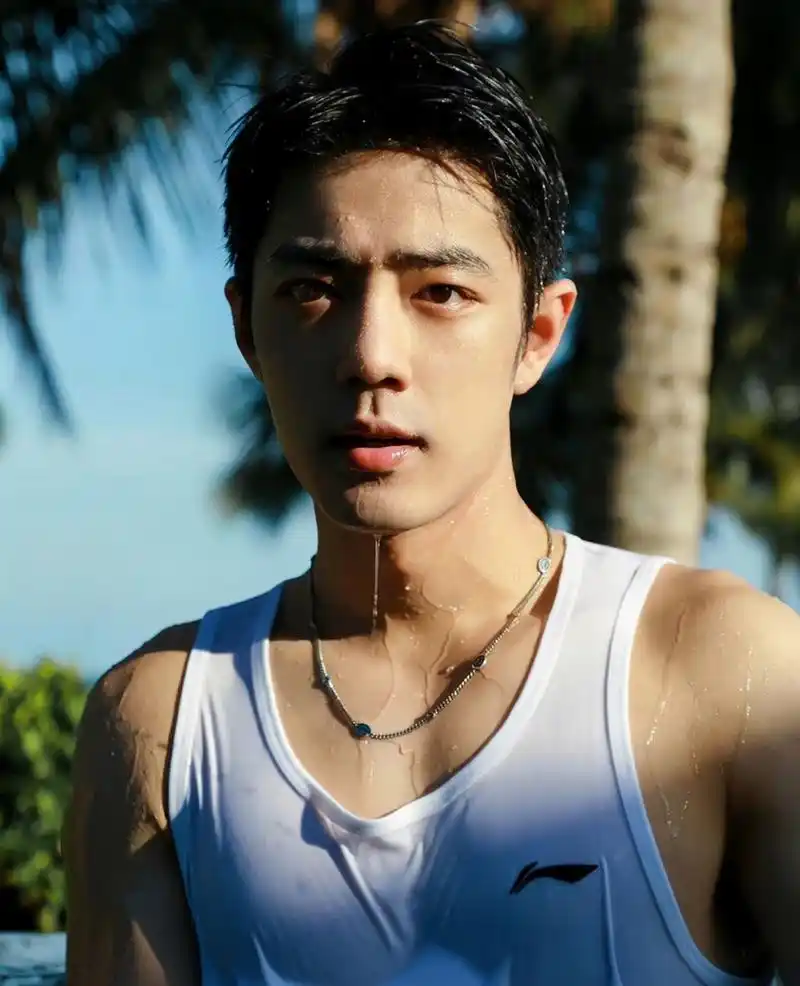 近日,随着肖战的新剧《梦中的那片海》开播,剧里的他在锻炼身体,他手