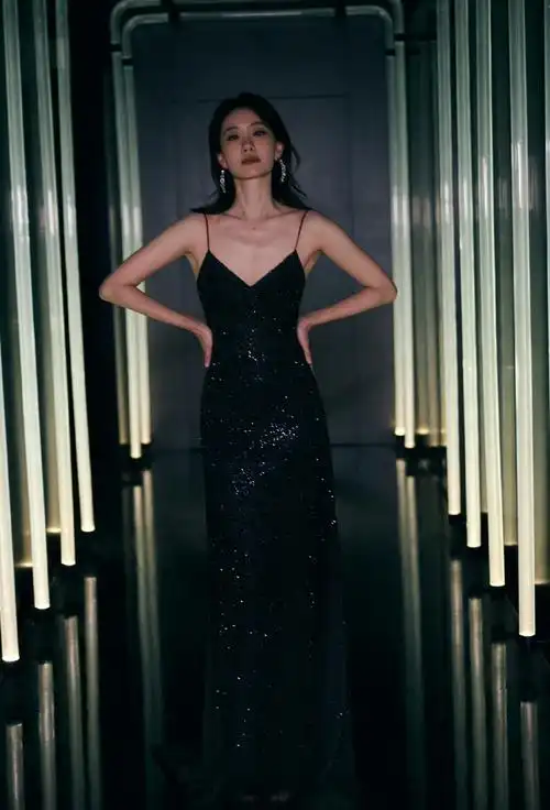 张小斐暗夜星河吊带裙##张小斐身体曲线