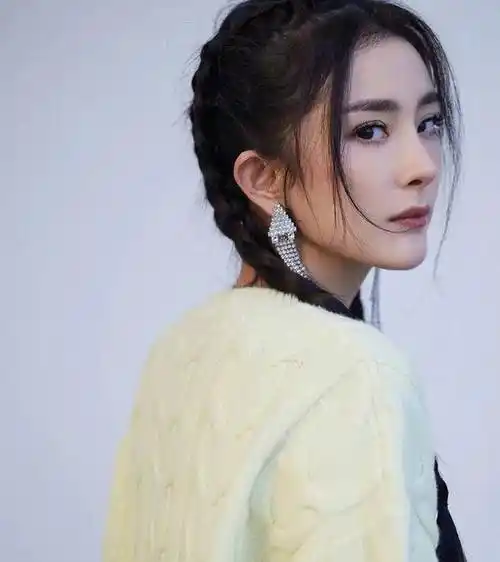 杨幂最新写真照片曝出,扎两麻花辫少女感爆棚_什么_八卦_明星