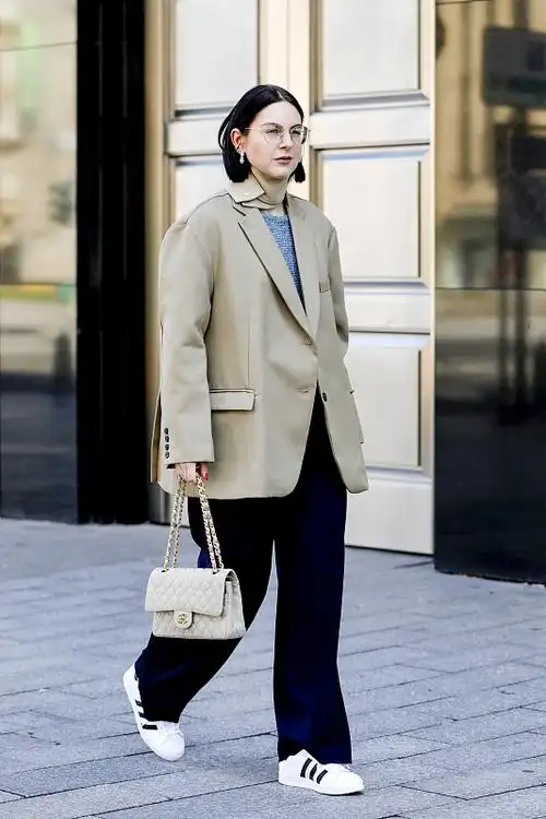 原创米色西装配什么裤子好呢配黑色紧身裤有点土搭配牛仔裤更潮