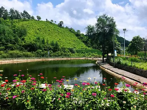 中国乡村·本溪瓦尔喀什寨:鲜花盛开映塘绿 风景秀丽古韵浓