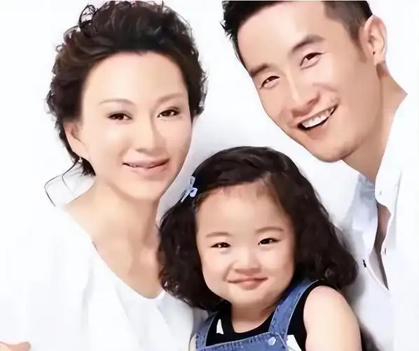 据传退出影视圈的苗乙乙,一边照顾家庭,一边成立了自己的影视公司,做