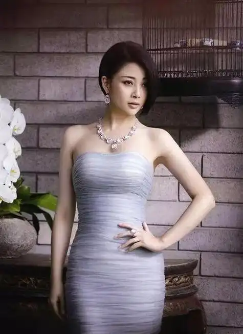 身材性感,气质更是由内而外散发着殷桃是大家都很熟悉的以为女演员了