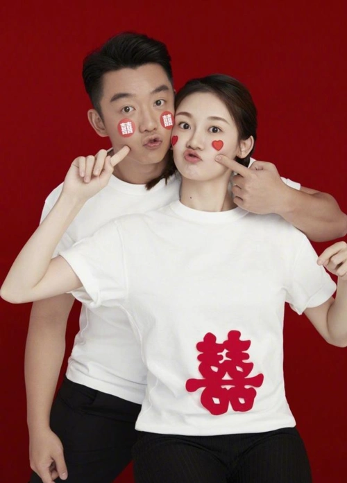 郑恺苗苗521领证!连晒9张结婚照一个动作引猜测,疑奉子成婚