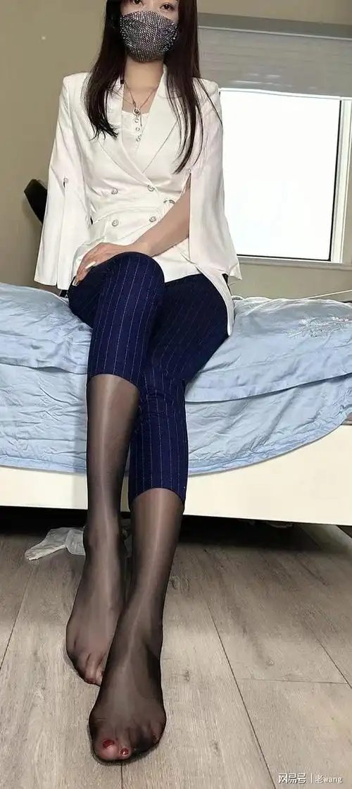 女生为了保持身体的温暖,会选择在裤子里面穿上连裤丝袜