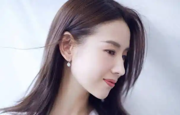 原创董洁刚过40岁就很显老毛绒大衣太过累赘毛线帽不慎显病态