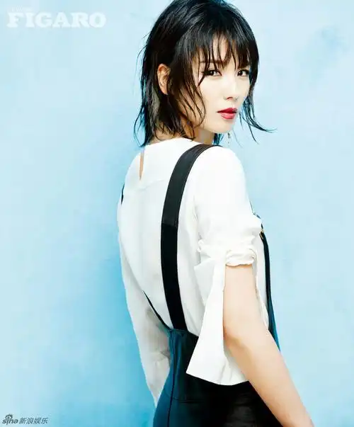 组图性感撩人刘涛写真肩带滑落上演湿发诱惑近日刘涛曝光了一组杂志